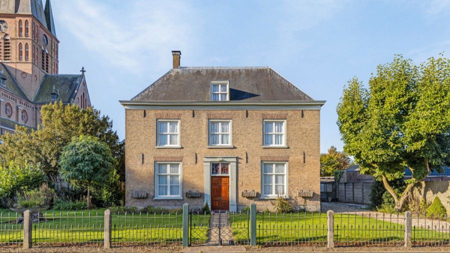Das dazugehörige Pfarrhaus mit Garten bietet sich ideal als Wohnhaus an.