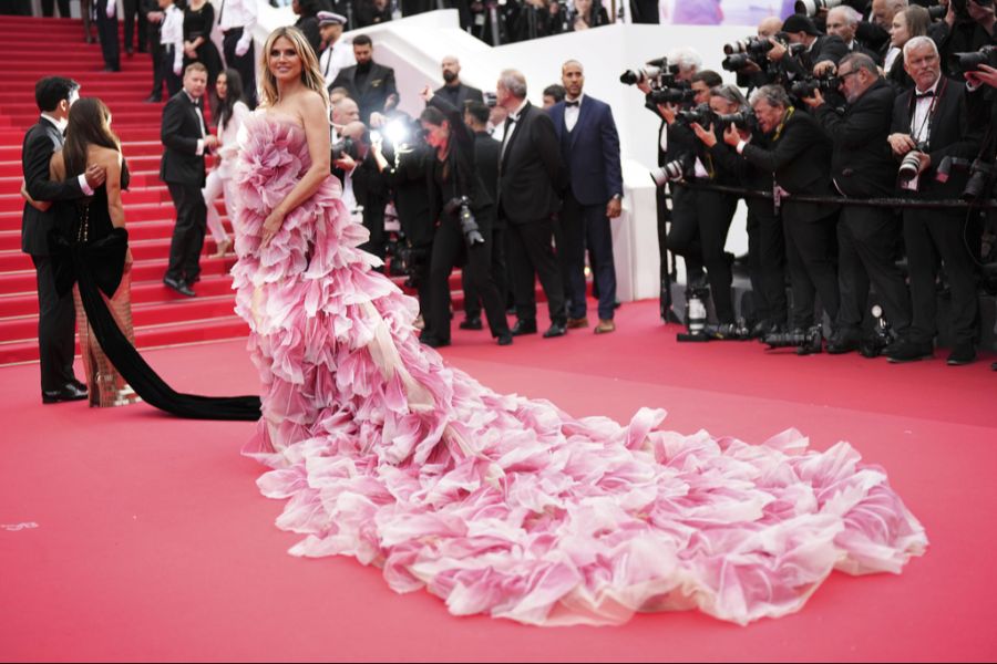 Heidi Klum schritt in Cannes in einem Kleid mit einer langen Schleppe über den Roten Teppich.