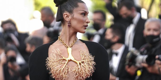 Zu den Models, die gerne in gewagt-transparenten Outfits erscheinen, gehört etwa auch Bella Hadid. (Bild aus dem Jahr 2021) Cannes Bella Hadid