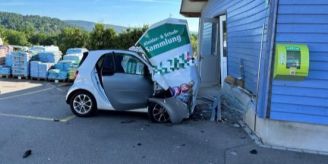 Weiach ZH - Autofahrer (58) knallt in Hauswand – schwer verletzt