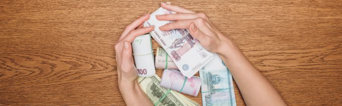 Aktuell schwächelt der Euro gegenüber dem Dollar (Symbolbild). Euro Dollar
