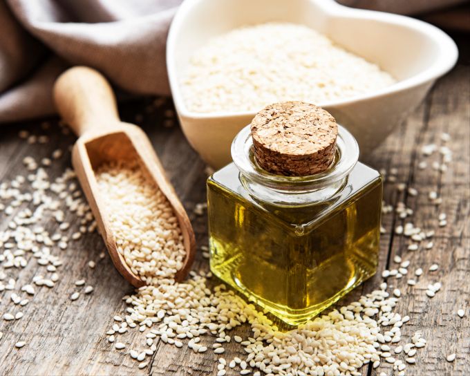 Sesamöl wird nicht nur in der Küche, sondern auch in der Kosmetik und Medizin eingesetzt, etwa zur Hautpflege oder in Massageölen. sesamöl