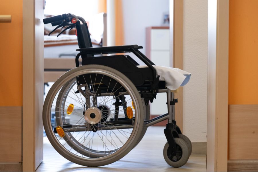 Seit Kindsalter ist die Patientin mit Spinaler Muskelatrophie auf einen Rollstuhl angewiesen. (Symbolbild)