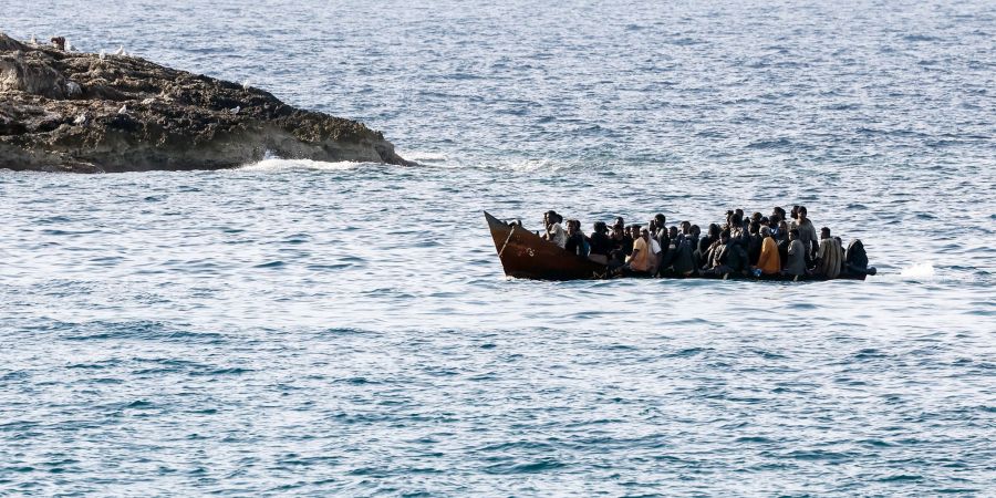Italien wollte die Asylanträge von auf dem Mittelmeer gestoppten Migranten aus sicheren Herkunftsländern in Albanien prüfen und sie erst dann einreisen lassen. Jetzt äussert sich der EuGH zu einem Aspekt dieses Modells. (Archivbild)