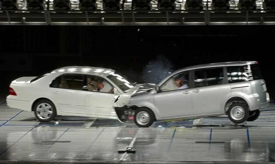 Zwei Fahrzeuge von Toyota, beide mit 50 km/h, prallen aufeinander bei einem Crashtest der japanischen Automarke in Susono (westlich von Tokio), am 3. Juno 2004.