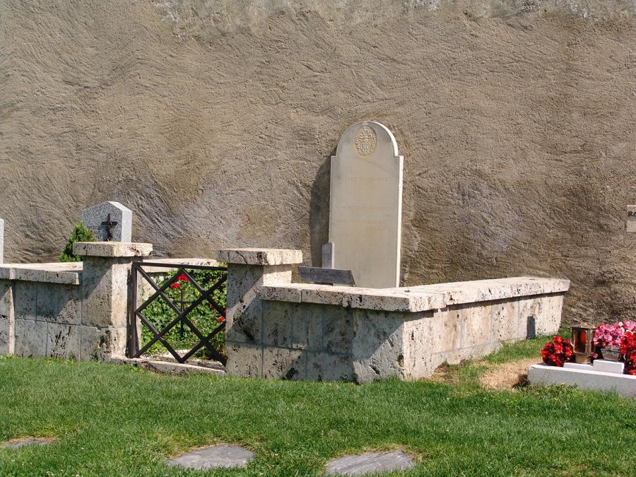 Friedhof Grab Steine Mauer