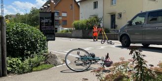 Auf dem Velo - Mädchen (4) in Seuzach ZH von Auto angefahren