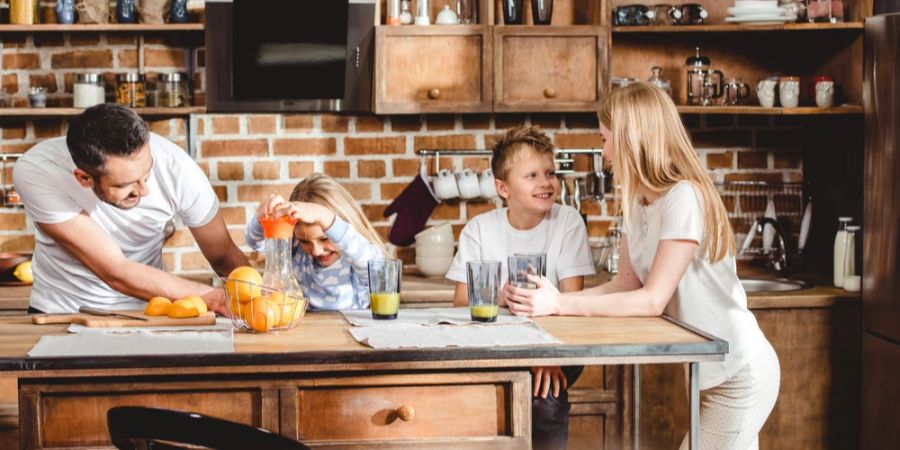 Familie Küche Saft zubereiten