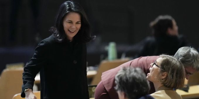 Aussenministerin Baerbock erfreut über den Abschluss. Außenministerin
