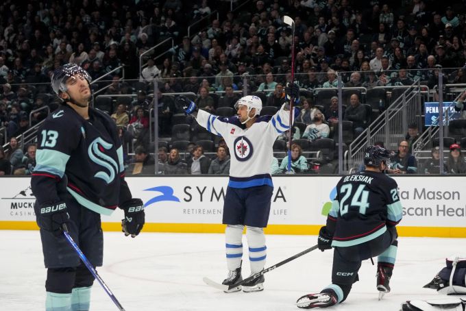 Nino Niederreiter läuft es zum Saisonauftakt in der NHL, wie am Schnürchen.. (AP Photo/Lindsey Wasson) nhl