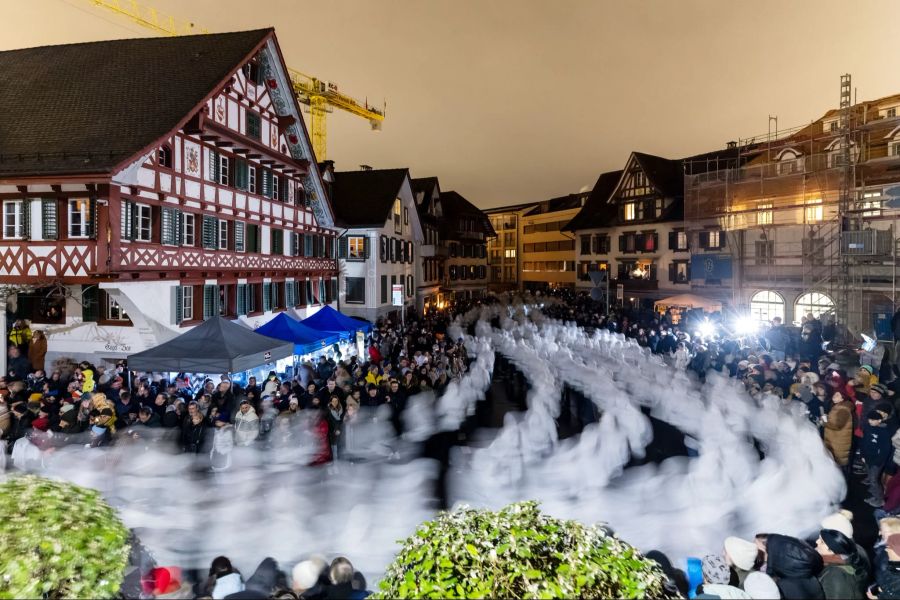 Zehntausende Besuchende wohnten dem Spektakel bei.