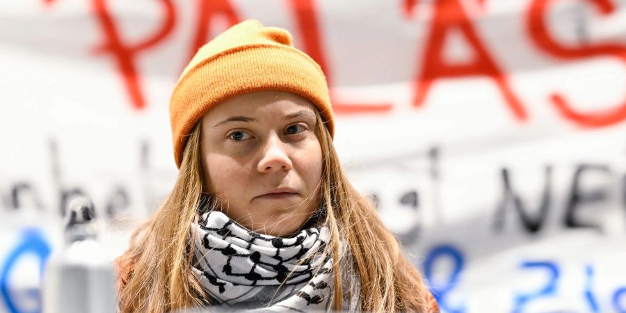 Aktivistin Greta Thunberg bei einer propalästinensischen Demonstration auf dem Marktplatz von Mannheim.