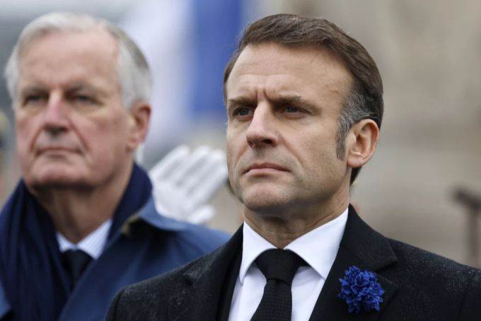 Der Druck auf Präsident Emmanuel Macron wächst, während Michel Barnier (Hintergrund) zurücktritt. Emmanuel Macron Michel Barnier