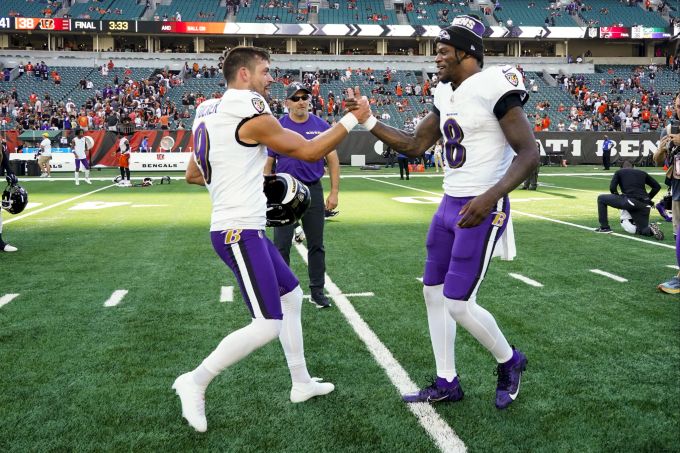 Quarterback Lamar Jackson (rechts) führt die Ravens zum Sieg über die Bengals. NFL