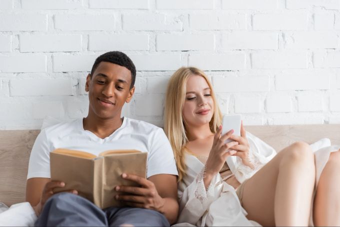Wer viel liest und nicht nur vor dem Handy sitzt, regt seine Gedanken zum Schreiben an. dem Handy
