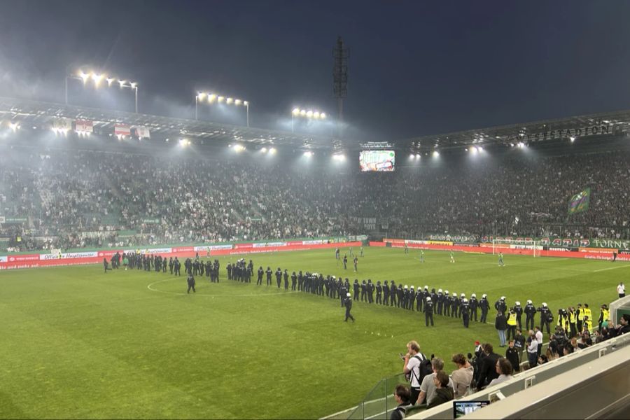 Die Reaktion der Polizei beim Wiener Derby zwischen Rapid und der Austria wird kritisiert.