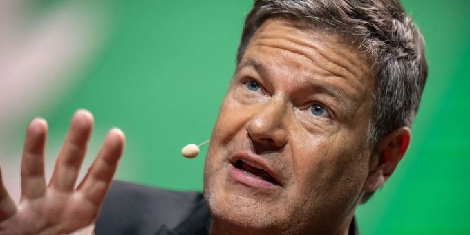 Robert Habeck wurde von einem Rentner beschimpft (Symbolbild) Robert Habeck beleidigung