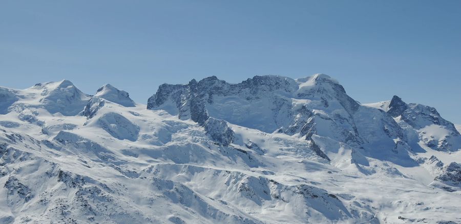 Auch wenn das Breithorn als Anfängerberg unter den Viertausendern gilt: Erfahrung in hochalpinem Gelände sollte man mitbringen.