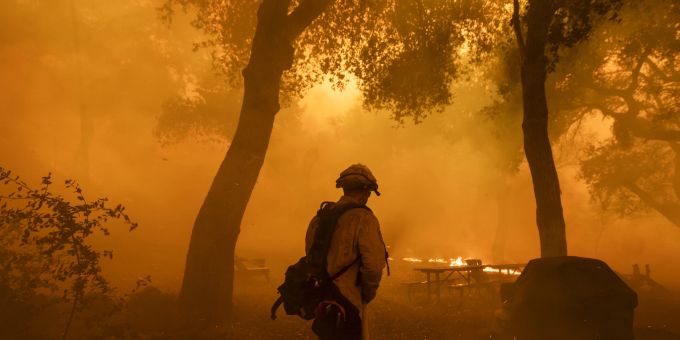 Ein Feuerwehrmann bekämpft am Dienstag, 10. September 2024, den Flughafenbrand in El Cariso, einer unselbständigen Gemeinde im Riverside County, Kalifornien. Wildfires