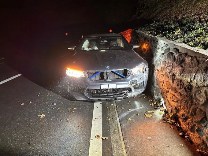 Der Fahrer kollidierte mit der Stützmauer. Fahrer