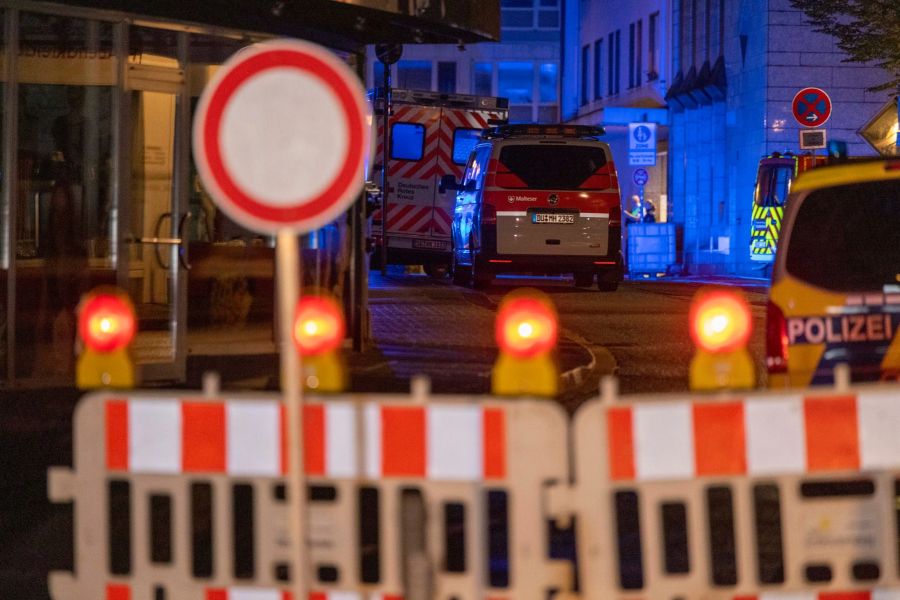 Der Tatort und Teile der Innenstadt wurde von der Polizei weiträumig abgesperrt. Das Stadtfest Solingen wurde abgebrochen.