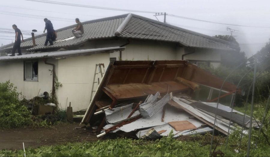 Ein eingestürztes Haus in Miyazaki.