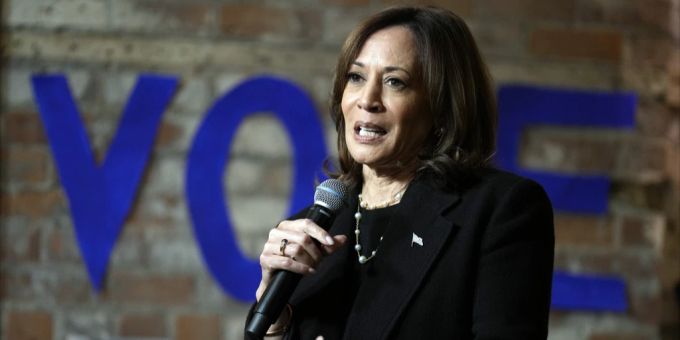 Kamala Harris spricht während eines Zwischenstopps im Cred Cafe, einem örtlichen Kleinunternehmen in Detroit. Kamala Harris