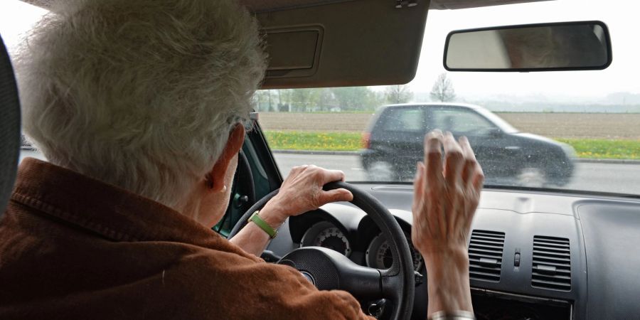 Bei älteren Autofahrern gibt es oft andere Unfallursachen als bei jüngeren. (Symbolbild)