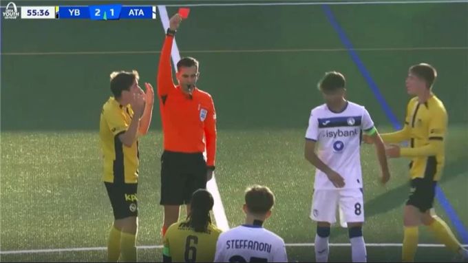 Jacques Bomo (Nummer 6) von YB sieht nach einer knappen Stunde Gelbrot. yb