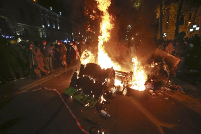 Es kam zu Unruhen durch Demonstranten. Demonstranten
