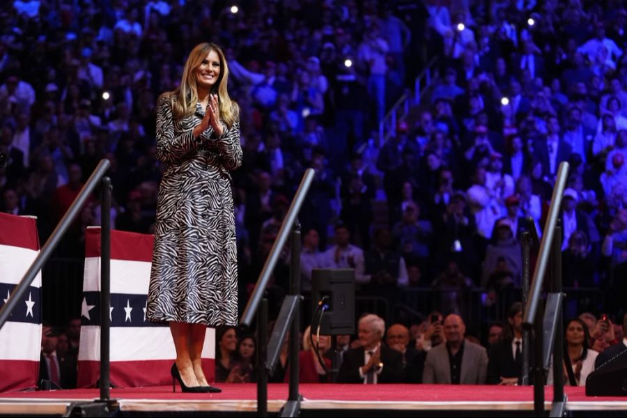 Melania Trump auf der Bühne des Madison Square Gardens in New York City. Es war ihr erster Auftritt im Präsidentschaftswahlkampf 2024.