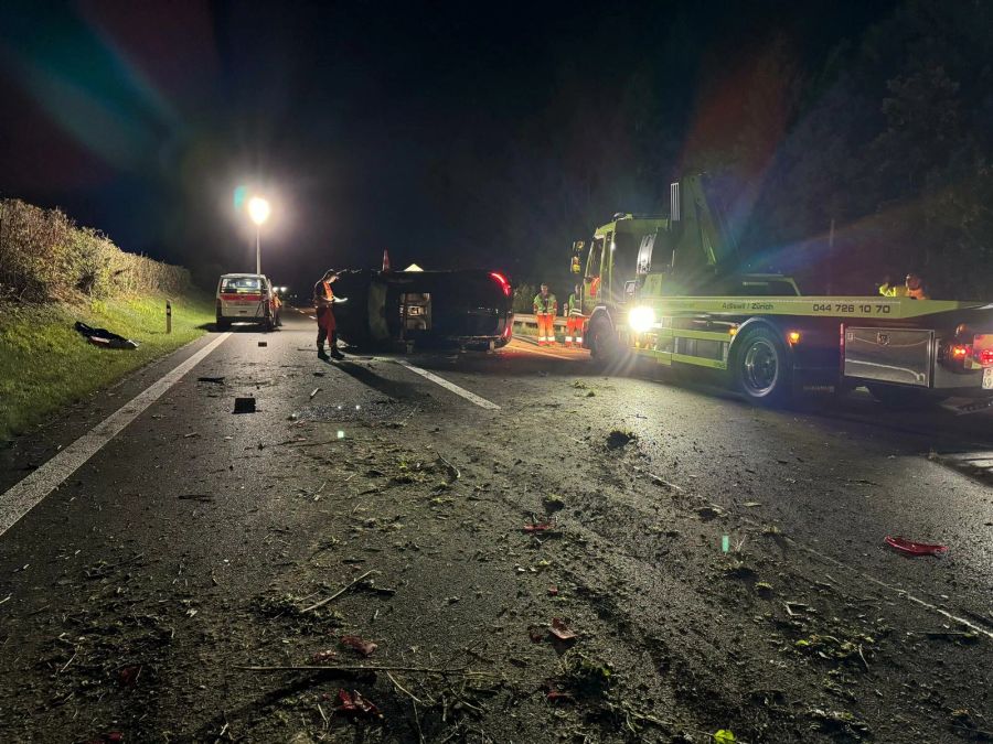 Der Mann verstarb noch auf der Unfallstelle, wie die Kantonspolizei Zürich in der Nacht auf Dienstag mitteilte.