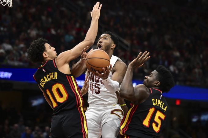 Clint Capela (r.) im Duell mit Cavs-Superstar Donovan Mitchell. Cavaliers Hawks Basketball