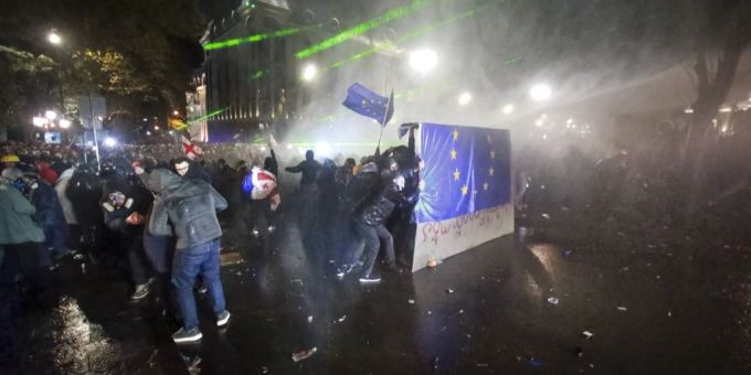 In Georgien gehen die Menschen nach der EU Absage der Regierung auf die Strassen. EU Absage Georgier protestieren