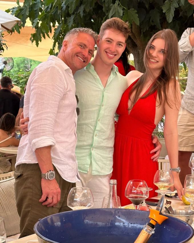 David Schumacher (mitte) mit seiner Freundin und Vater Ralf. Schumacher