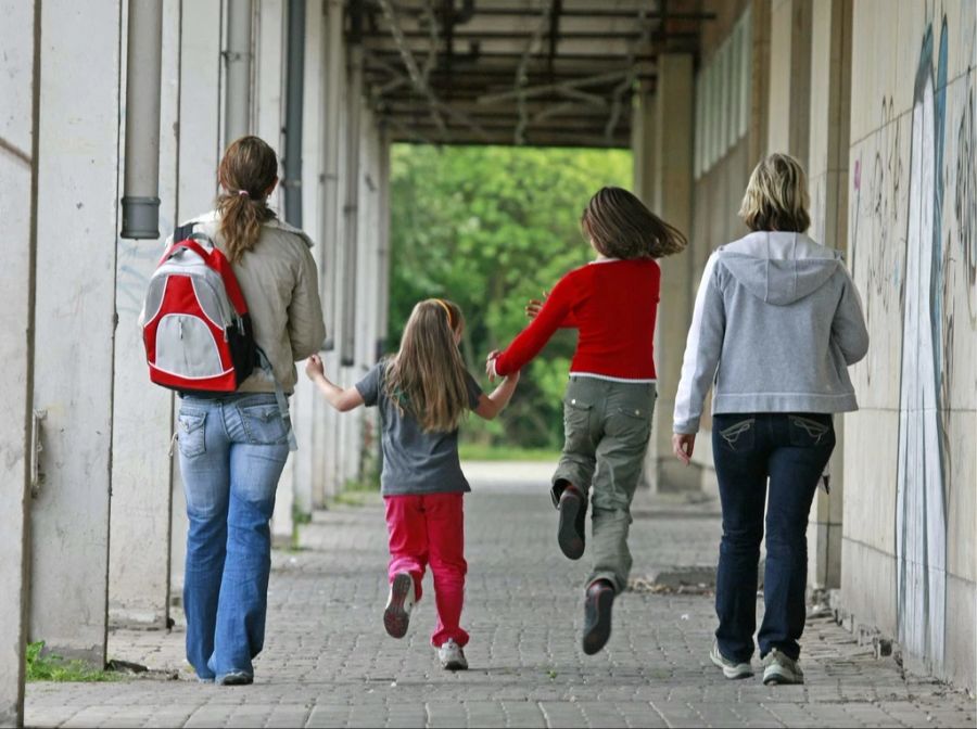 Die Aussage lasse sich aber nicht verallgemeinern: Auch in der Schweiz leben Jugendliche teils in schwierigen oder prekären finanziellen Verhältnissen. (Symbolbild)