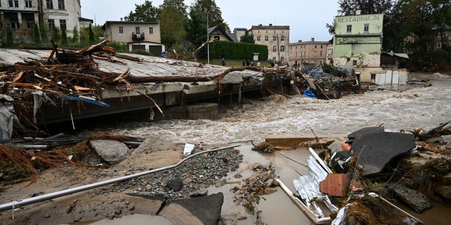 Unwetter mit schweren Regenfällen haben massive Zerstörungen im Südwesten Polens angerichtet. Jetzt bereitet sich auch die Stadt Breslau auf die Flut vor. (Foto Aktuell)