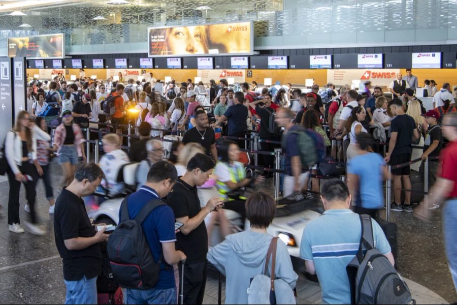 Der Flughafen Zürich hat Hunderttausende Passagiere im Monat. Besonders viele sind es in der Ferienzeit. (Archivbild)