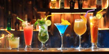 Bunte Cocktails auf der Theke.