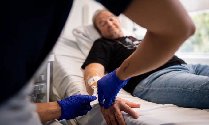 Janusz Racz erhält Grossbritanniens erste Injektion der Biontech mRNA-Immuntherapie gegen Lungenkrebs. Biontech Krebs Impfung Lunge