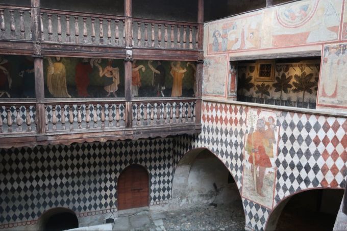 Fresken in der Kapelle der Burg Fénis. Fresken Innenhof schwarz rot