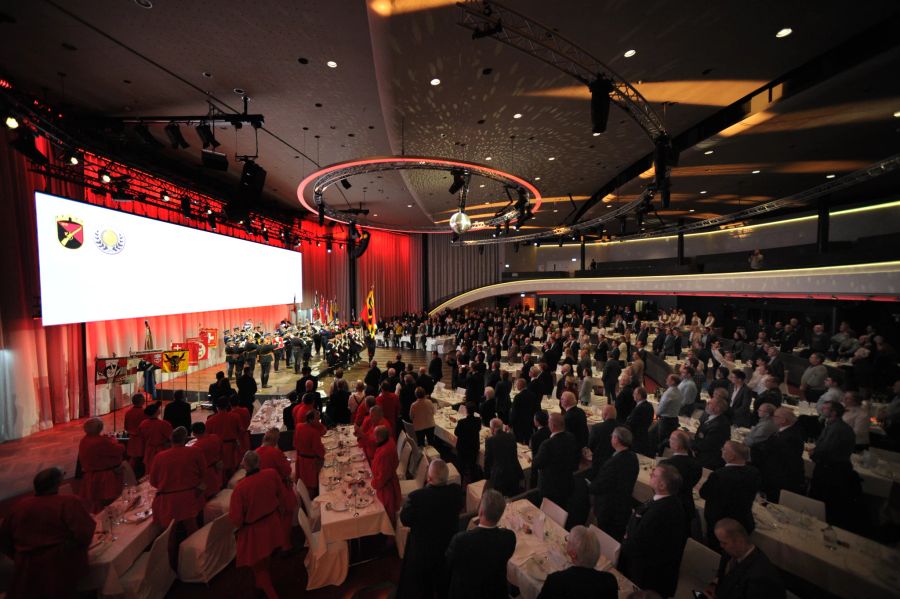 Im Kursaal findet dann die offizielle Ehrung und Inauguration des neuen Oberzibelegrings statt.