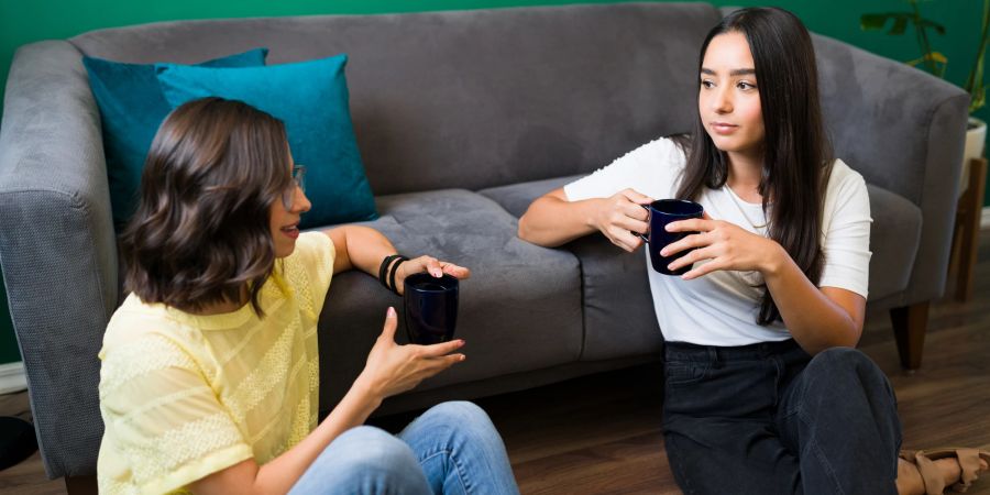 Frauen trinken Kaffee