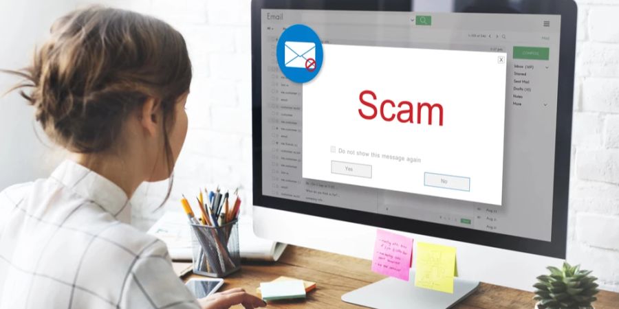 Frau Bildschirm Aufschrift Scam Emailprogramm Schreibtisch