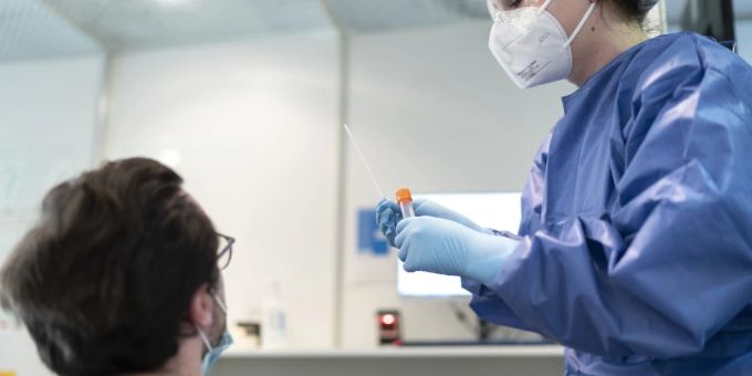 Das Coronavirus laut Virologe Christian Drosten nicht mehr gefährlicher als die Grippe. (Symbolbild) coronavirus