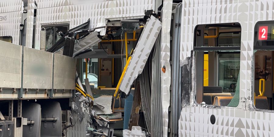 Im Zürcher Seefeld-Quartier ist ein Lastwagen mit einem Tram kollidiert.