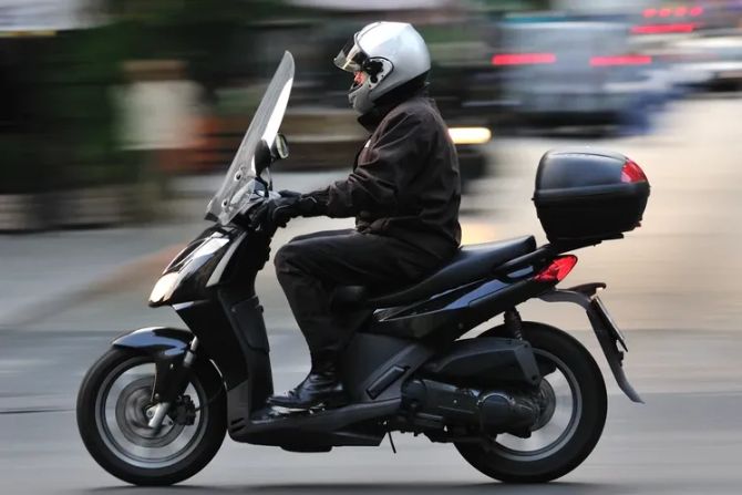 Teufen Rollerfahrer