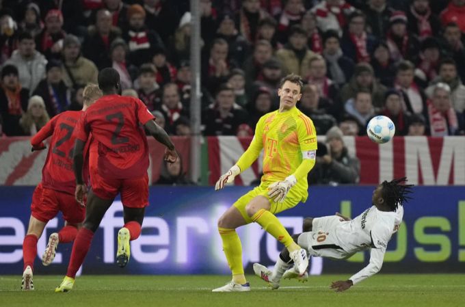 Manuel Neuer muss wegen eines Fouls vom Platz. Manuel Neuer