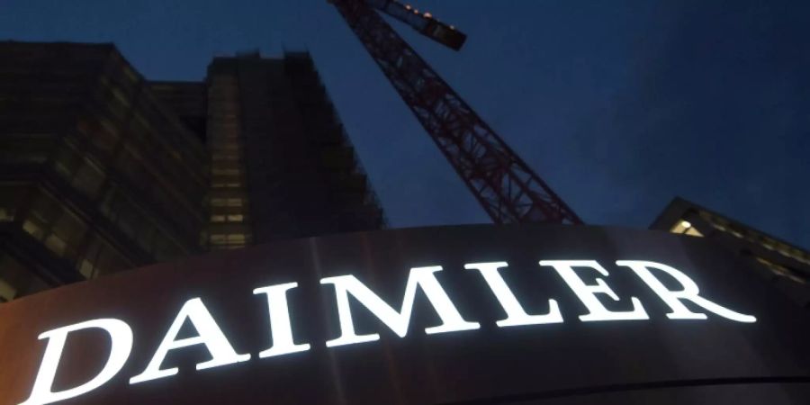 Daimler-Logo vor Kran