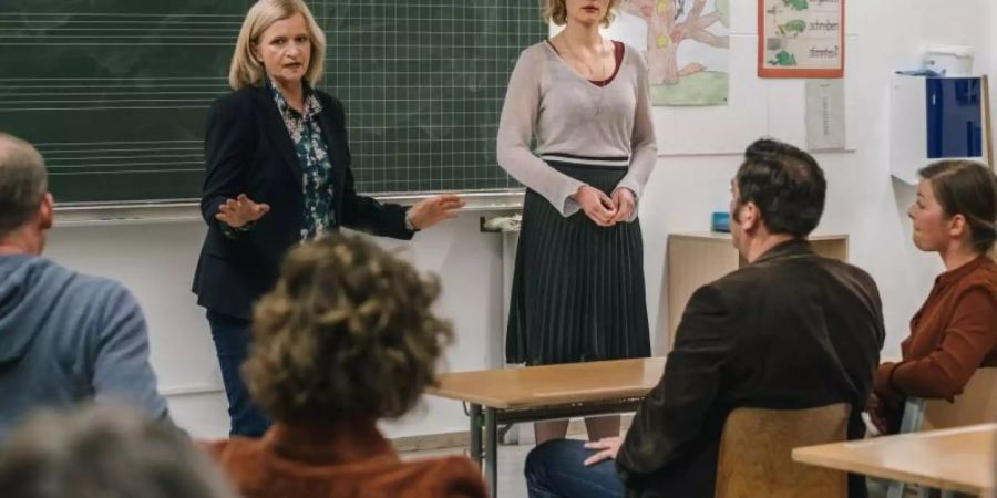 Beim Elternabend soll Luisas (Rosalie Thomass) Beurlaubung verkündet werden. Rektorin Katharina Weil (Johanna Gastdorf) versucht die emotionalen Wogen zu glätten. Foto: ZDF/Hendrik Heiden